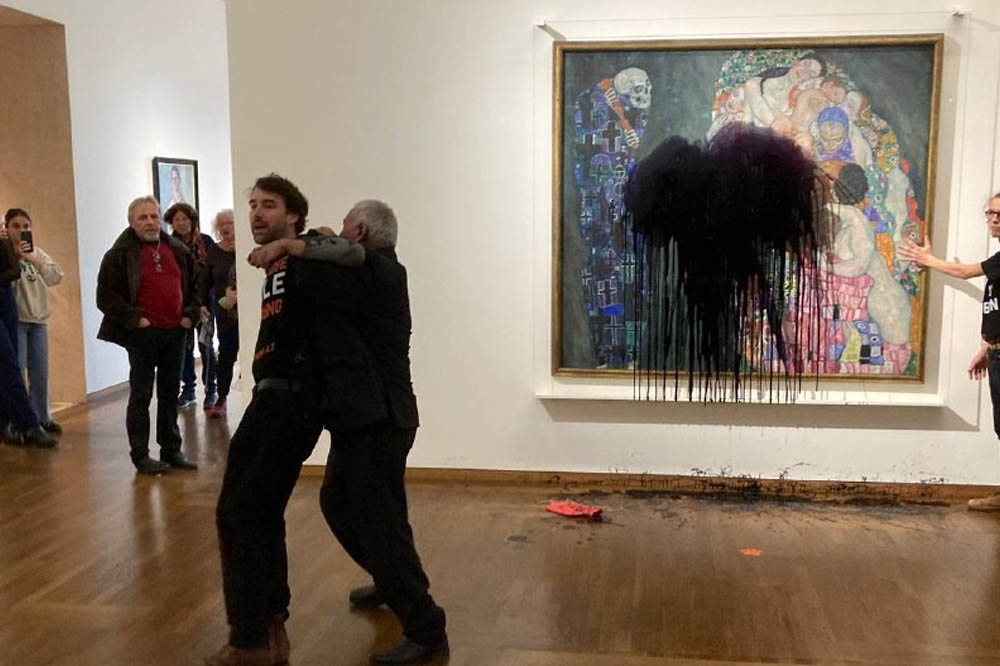 Klimaatactivisten gooien olie op meesterwerk Gustav Klimt in Oostenrijks museum