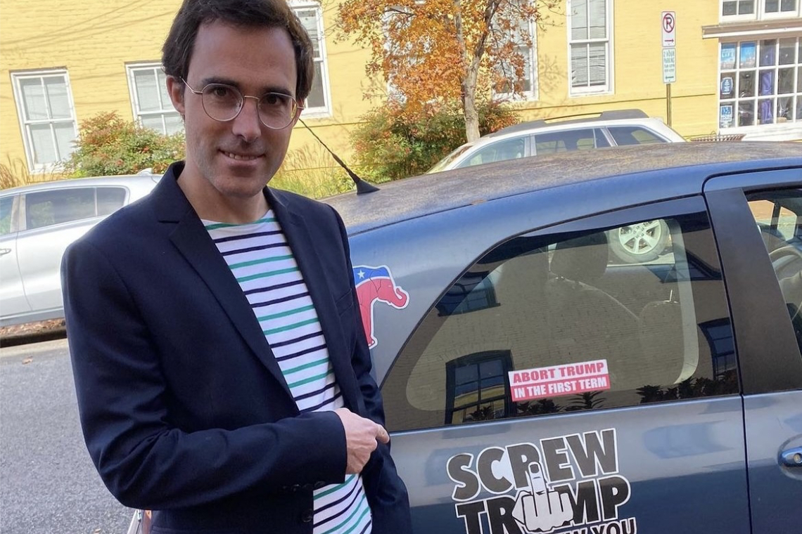 Onafhankelijk waarnemer Kristof Calvo poseert trots met "Screw Trump"-sticker