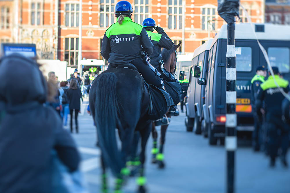 Politie van Rotterdam verhoort relschoppers tijdens de aftrap van historische WK-kwartfinale
