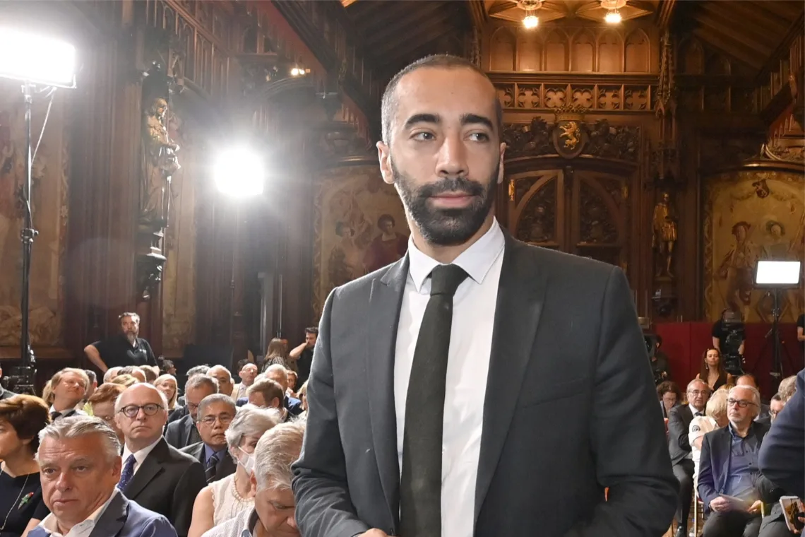 Taal Aktie Komitee (TAK) beplakt ramen van "officiële kapper van Rode Duivels"