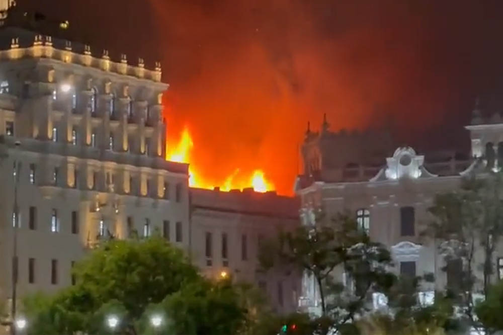 Extreemlinks protest loopt opnieuw uit de hand in Peru: historisch gebouw gaat in vlammen op