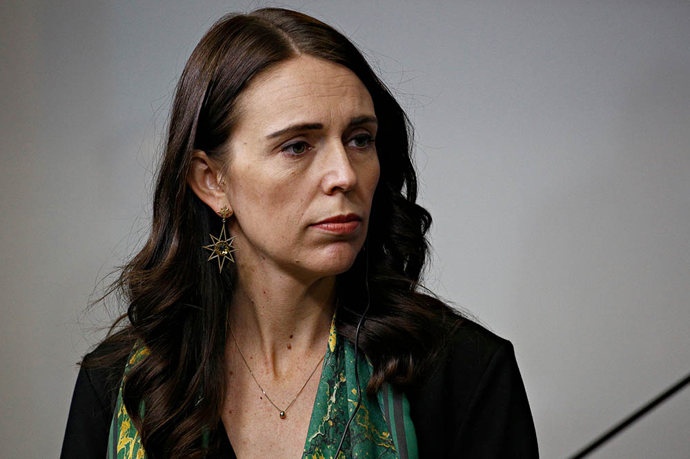 Premier van Nieuw-Zeeland kondigt in tranen haar verrassend vertrek aan: "Ik ben ook maar een mens"