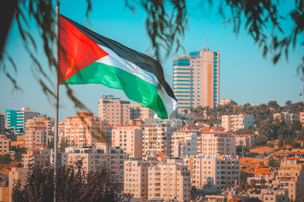 Israël haalt Palestijnse vlaggen neer: "zetten aan tot terreur tegen Israël"