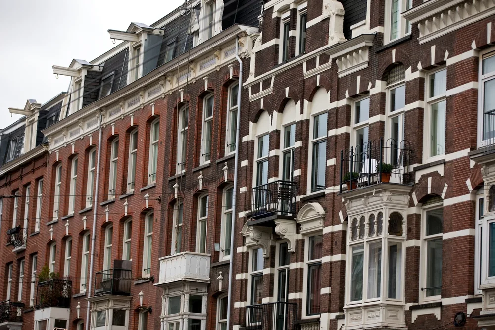 Amsterdams stadsbestuur wil ouders verplichten te verhuizen zodra kinderen uit huis zijn