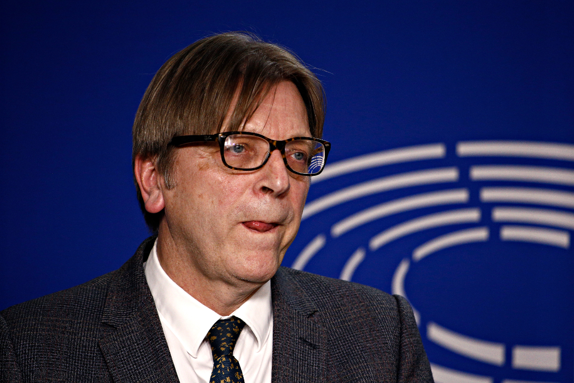 Verhofstadt juicht Europees verbod op verkoop van auto's met verbrandingsmotor vanaf 2035 toe: "Historische beslissing"