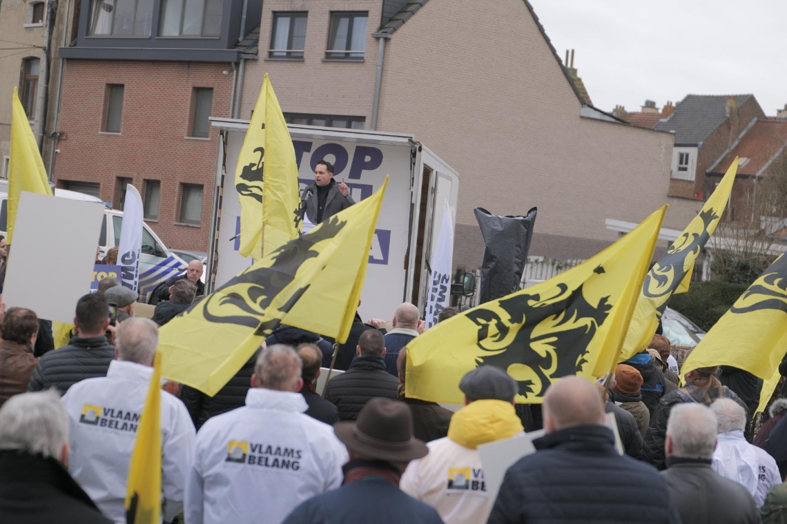 Vlaams Belang protesteert tegen hotelopvang asielzoekers: "Nicole, ons land zit vol!"