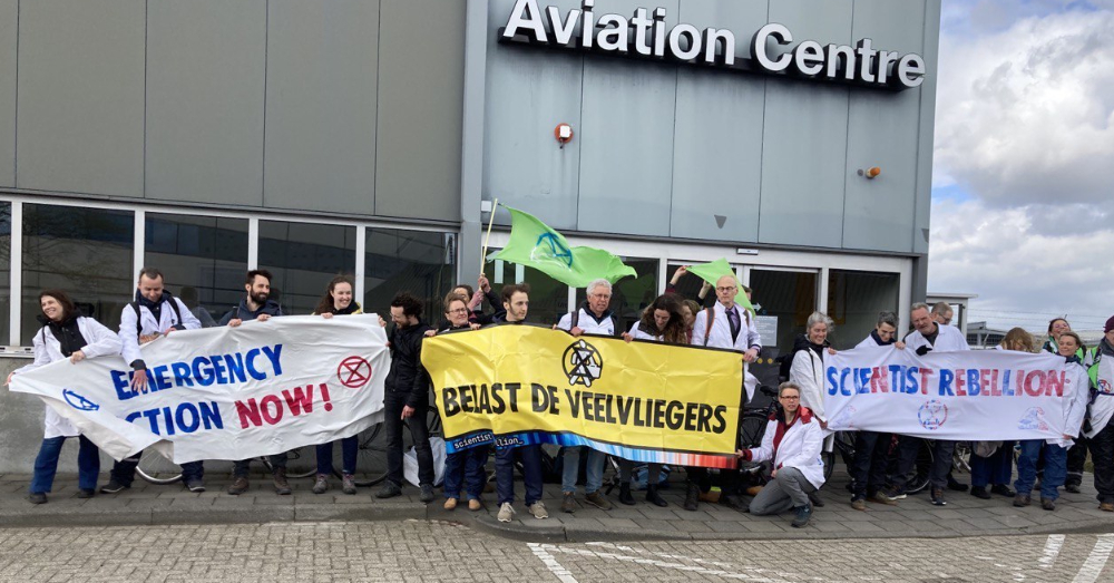 Klimaatactivisten verstoren vluchtverkeer op luchthaven Eindhoven