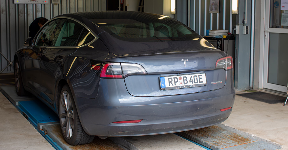 Tesla Model 3-eigenaars moeten bekleding uitbreken om door autokeuring te geraken