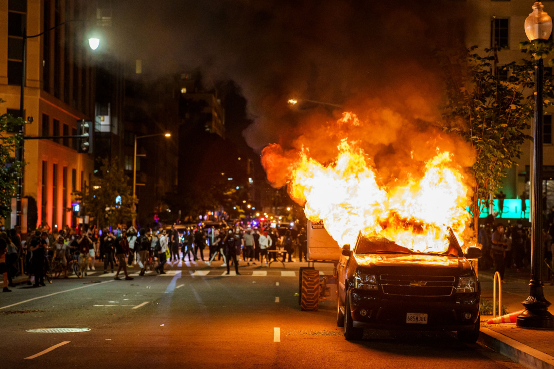 Gewelddadige betogers steken een wagen in brand in Washington DC tijden de BLM-protesten in 2020. Foto Shutterstock