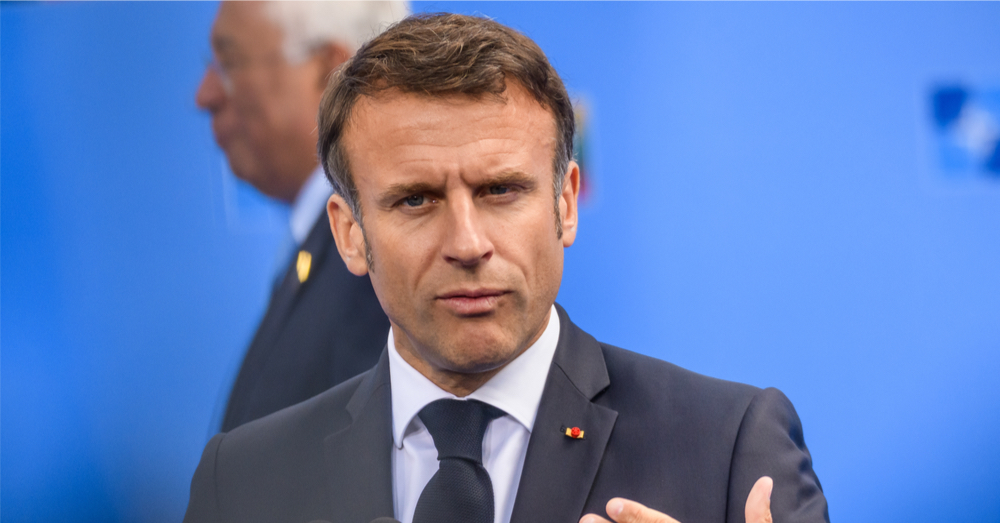 Macron uitgefloten tijdens militaire parade op Champs-Élysées | PAL Tweets