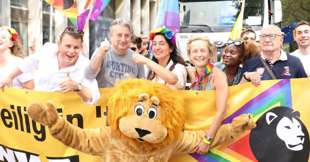 Protest tegen deelname van N-VA aan Antwerp Pride Parade: "Niet gek laten maken door extreemlinkse wokies of extreemrechts"