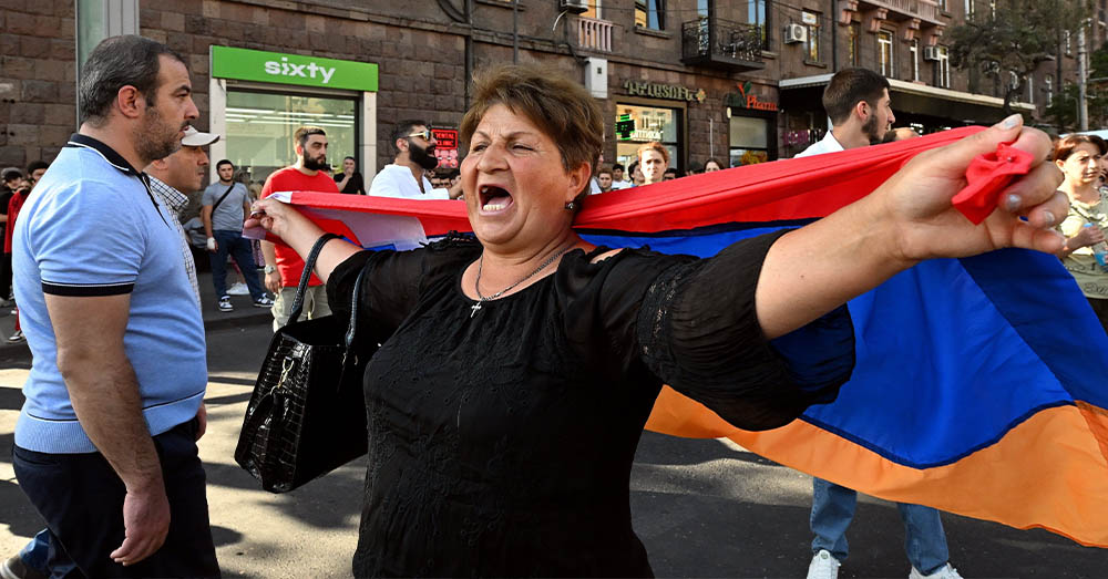 Wanhopig protesterende vrouw in Yerevan, Armenië op 21 september 2023 (Photonews)