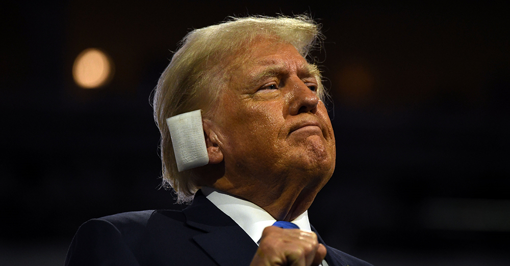 SATIRE. “Vertrouw nooit een dokter die zegt dat je stervende bent omdat je oor bloedt”