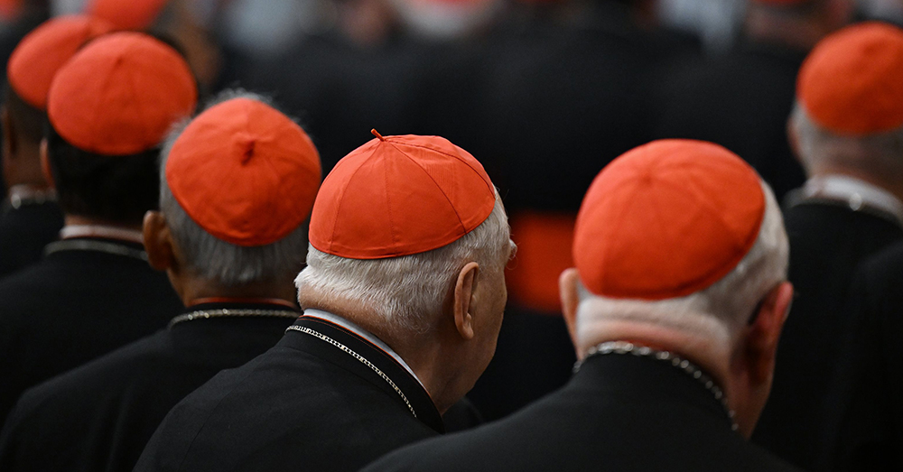Kardinalen bij de graftombe van paus Franciscus. Foto Photonews