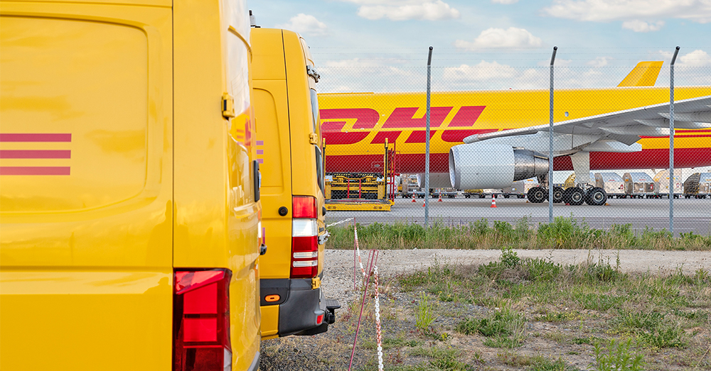 In heel Europa werden brandbare DHL-pakketten ontdekt (Shutterstock)