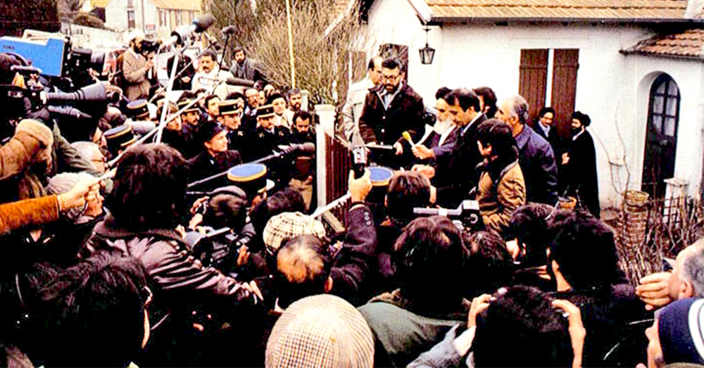 Khomeini tijdens een persconferentie voor zijn huis in Neaphle le Château
