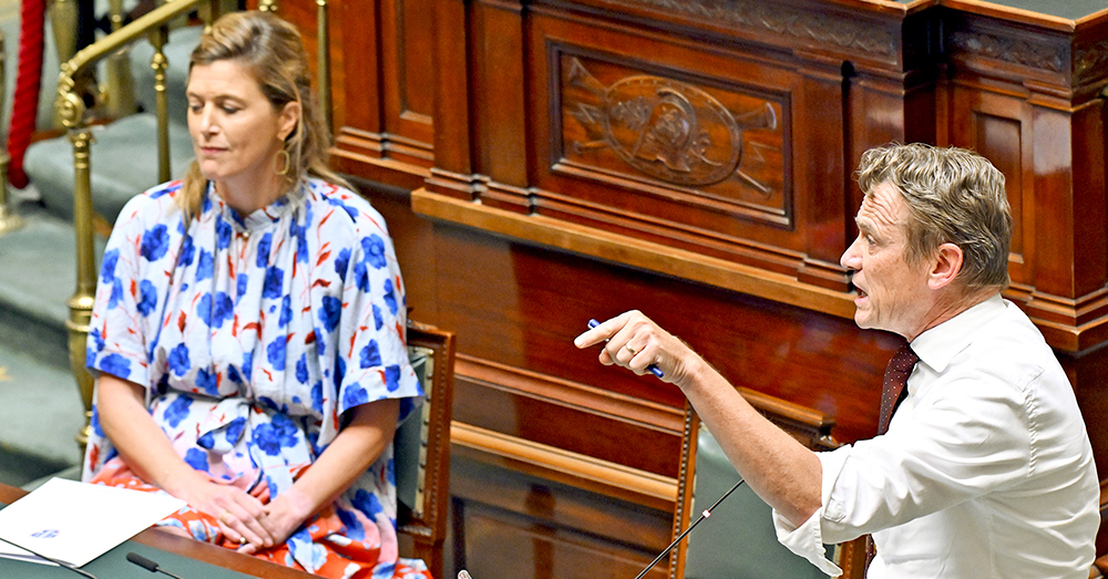 Minister Verlinden en haar voorganger Paul Van Tigchelt in de Kamer (Belga)