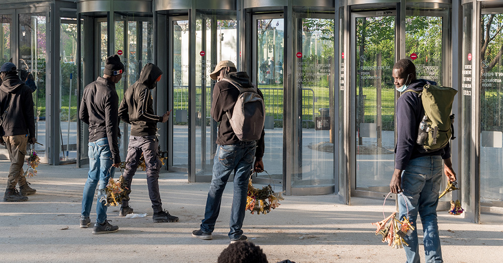 Verontwaardiging over affiche tegen clandestiene verkopers