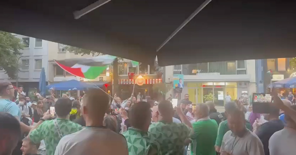 VIDEO. "Steek je Palestina in je k*nt!": supporters Noord-Ierland hebben schoon genoeg van pro-Palestijnse betogingen