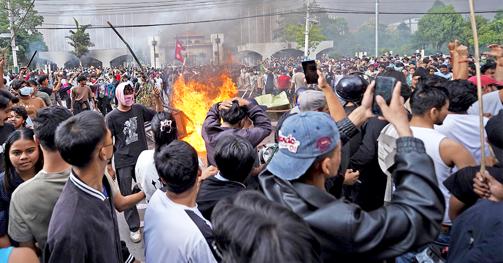 Nepal revolutie; beelden tonen hoe overheidscensuur tot protesten kunnen leiden. Photonews