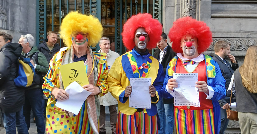 Vlaamse Volksbeweging (VVB) hekelt Brusselse impasse met ludieke actie