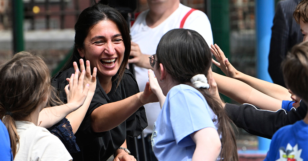 Vlaams minister van Onderwijs Zuhal Demir heeft grotere katten te geselen dan 'te witte scholen'. Foto Photonews