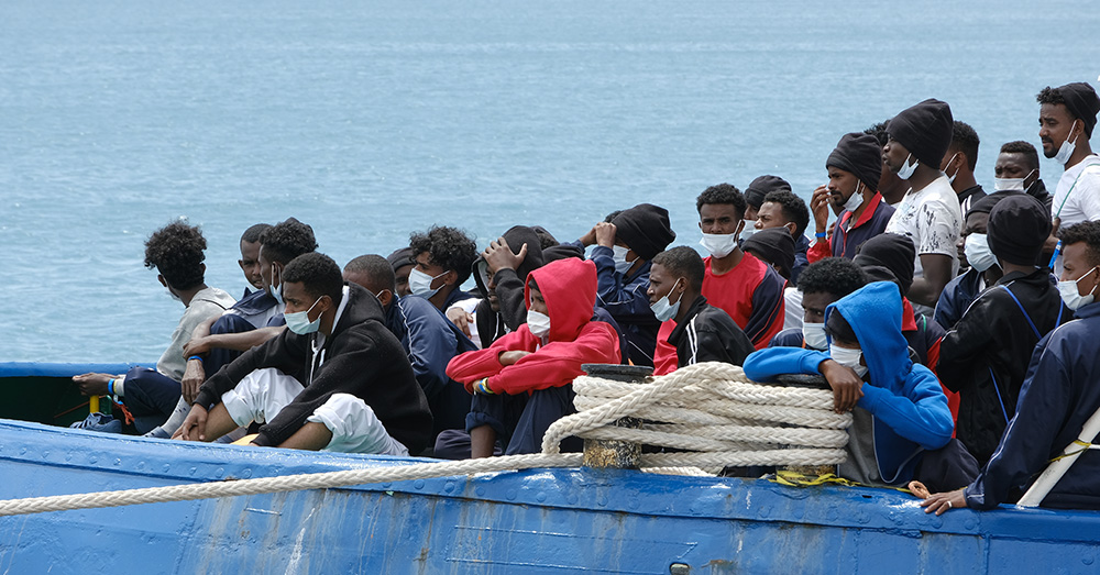Italiaanse staat neemt ngo-schip dat illegale migranten binnenbracht in beslag