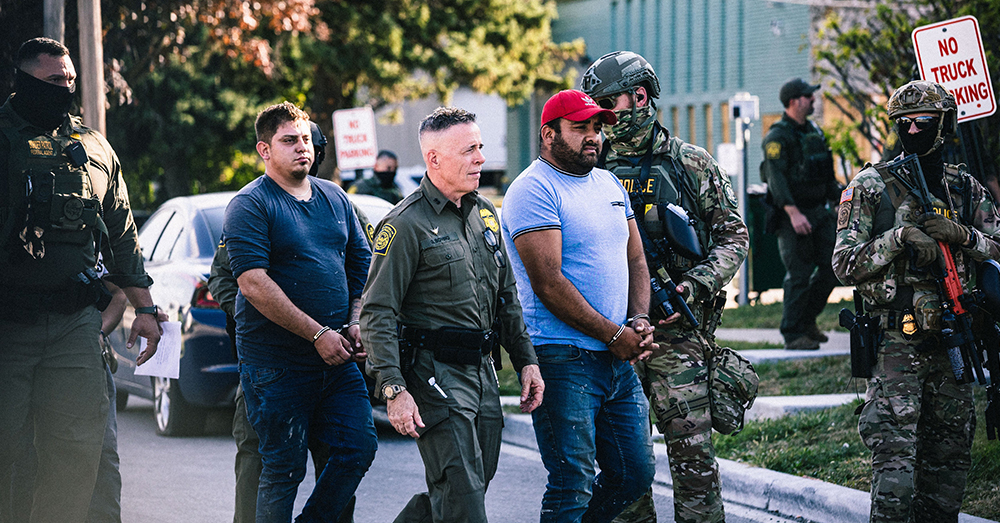 ICE-agenten arresteren iemand. Foto Photonews