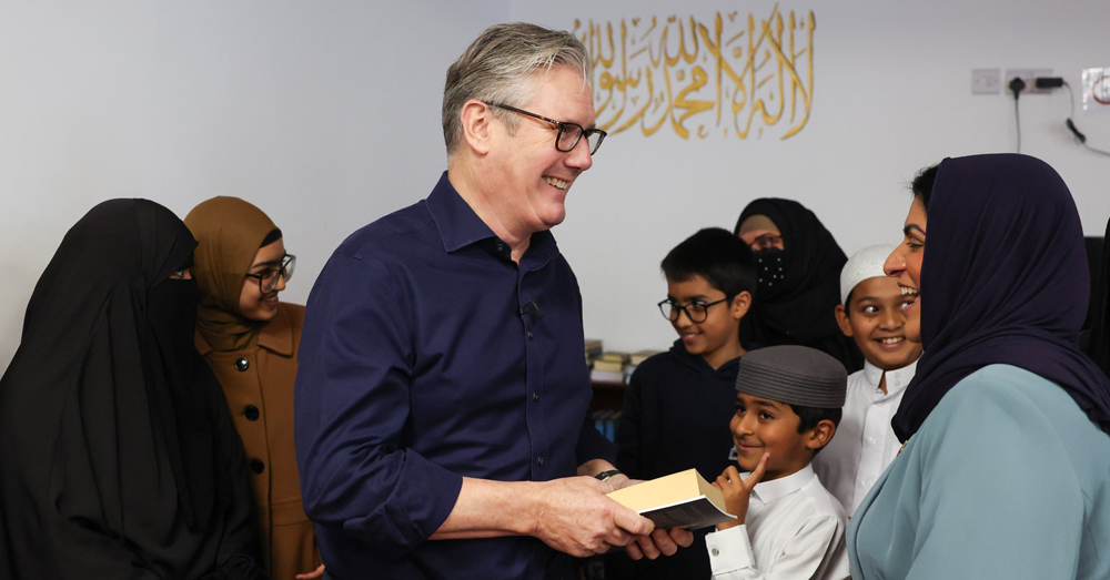 Britse moskeeën beveiliging. Keir Starmer tijdens een bezoek aan de Peacehaven moskee (X Keir Starmer)