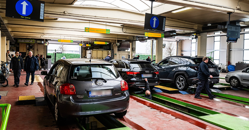 Met een Tesla of andere elektrische wagen naar de autokeuring? "Keurders kennen er geen snars van"