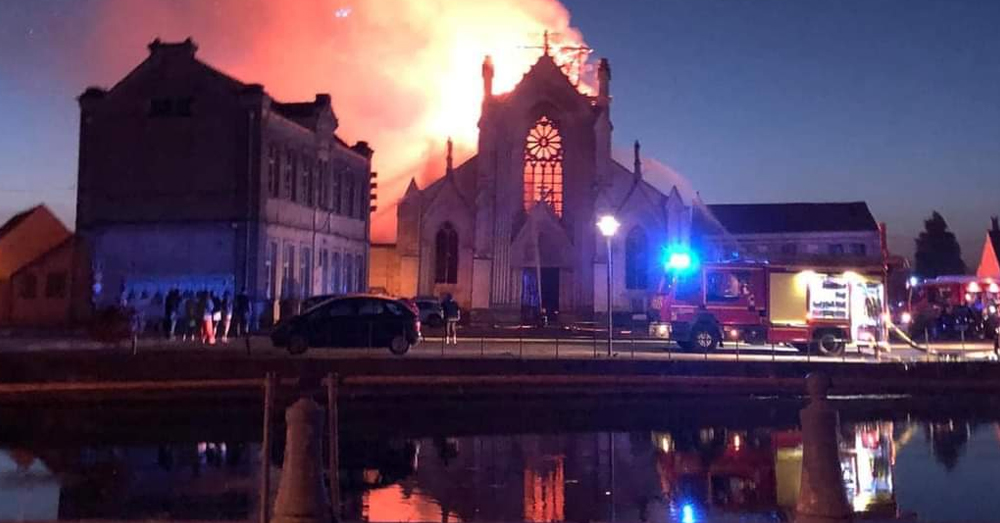 Deze kerk uit Saint-Omer (Frankrijk) werd in september 2024 in brand gestoken (X)