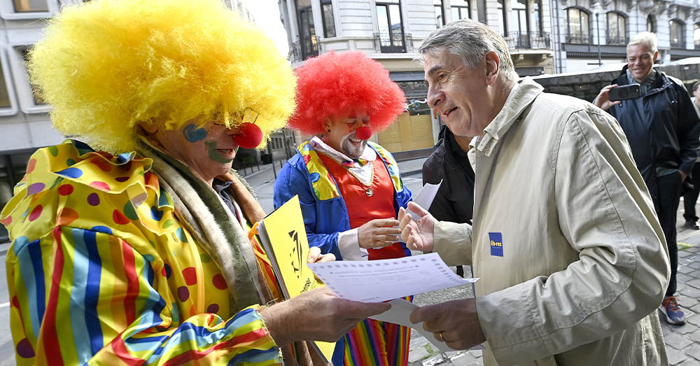 Militanten van de VVB in discussie met Olivier Maingain op 15:9:2025 (Photo News)