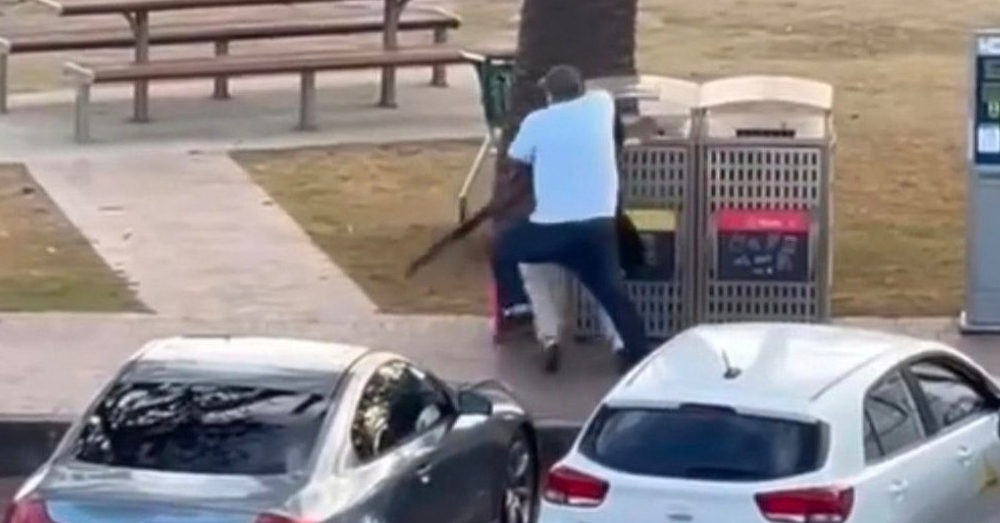 Het moment waarop Ahmed al-Ahmed een van de schutters weet te overmeesteren (X)