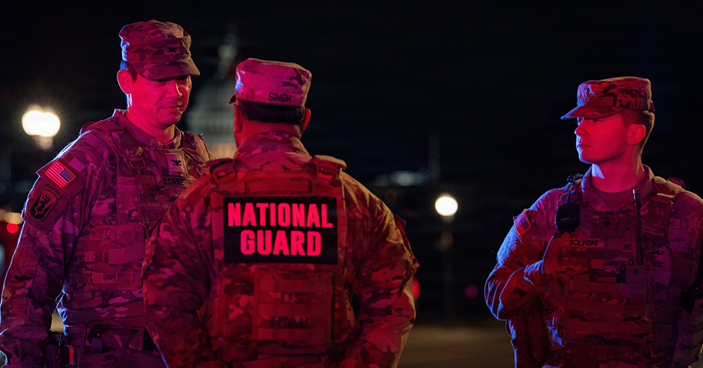 Leden van de National Guard tijdens een ereceremonie voor hun overleden collega's (Photonews)