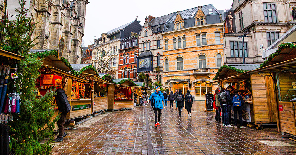 Uitbater Gentse kerstmarkt sluit KVHV-stand... omdat studenten geld inzamelen voor sociale werking Voorpost
