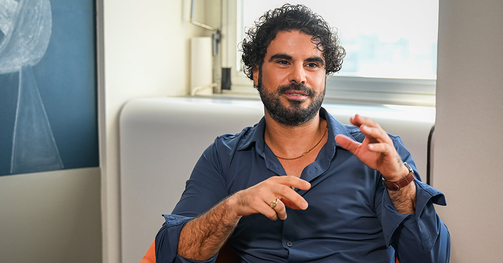 VRT-nieuwsanker Riadh Bahri pikt beschuldiging van racisme niet: "Keer op keer jongeren met zelfde roots als ik"