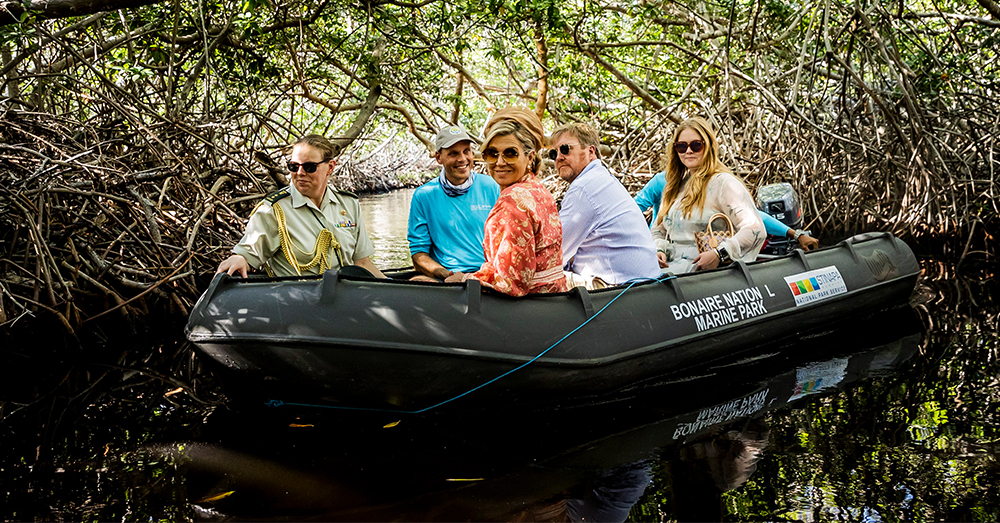 De Nederlandse koninklijke familie op bezoek in de mangroves van Bonaire - klimaatverandering (Photonews)
