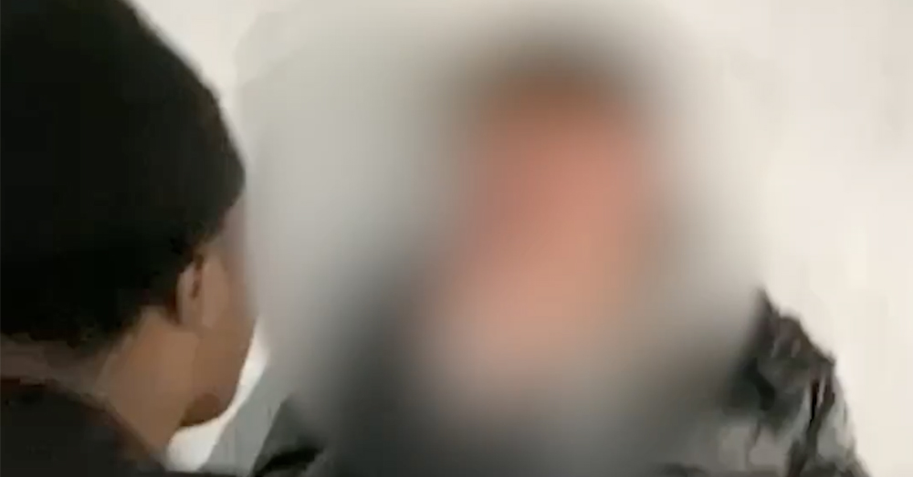 Op de beelden is te zien hoe een blanke 15-jarige klappen krijgt van minstens 2 zwarte jongeren. Foto screenshot X