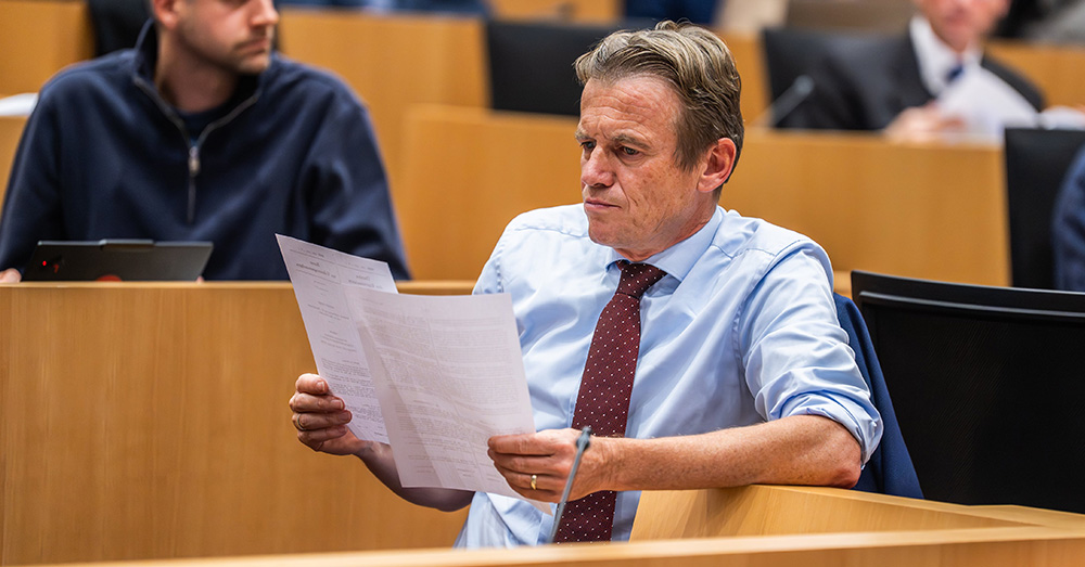 Regering wil extremistische organisaties kunnen verbieden, Van Tigchelt luidt alarmbel: "Hoort niet thuis in rechtsstaat"