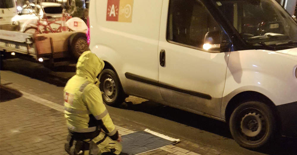 Stadsmedewerker Antwerpen rolt islamitisch bidmatje uit op straat (X Filip Dewinter)