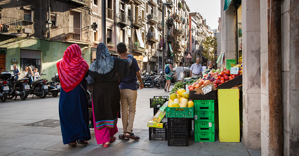 Barcelona en Madrid verliezen autochtonen en trekken migranten aan