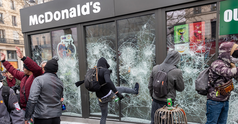 Frankrijk laat burgers opdraaien voor schade van rellen: "Het nieuwe normaal"