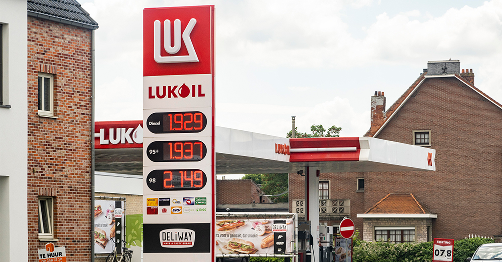 Lukoil tanken bij benzinestation in Lokeren (Photonews)