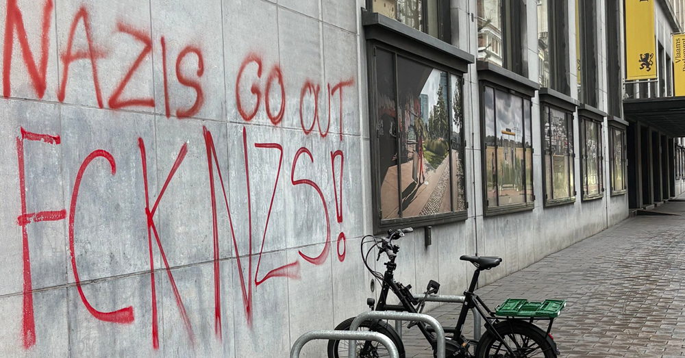 Nazis go out, staat er met graffiti op de buitenkant van het parlement (X Stefaan Sintobin)
