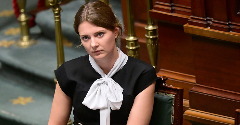 "Uitgescholden, commentaar over décolleté, in gat en borsten geknepen": zichtbaar geëmotioneerde Van Belleghem (VB) getuigt over seksueel geweld tegen vrouwen