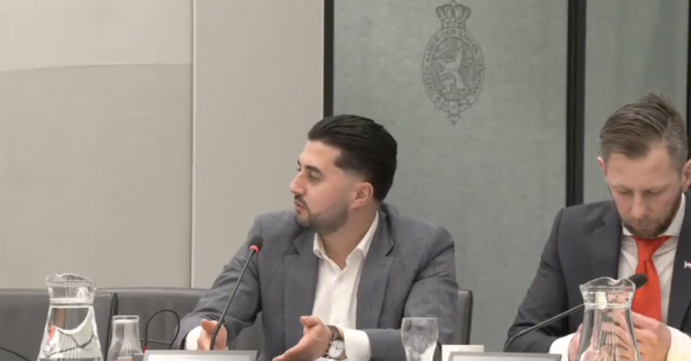 Beelden van het debat in de Nederlandse Tweede Kamer dat werd stilgelegd voor een iftar