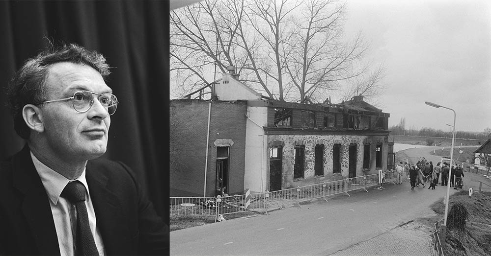 Links Hans Janmaat, rechts het uitgebrande hotel Cosmopolite (Anefo)