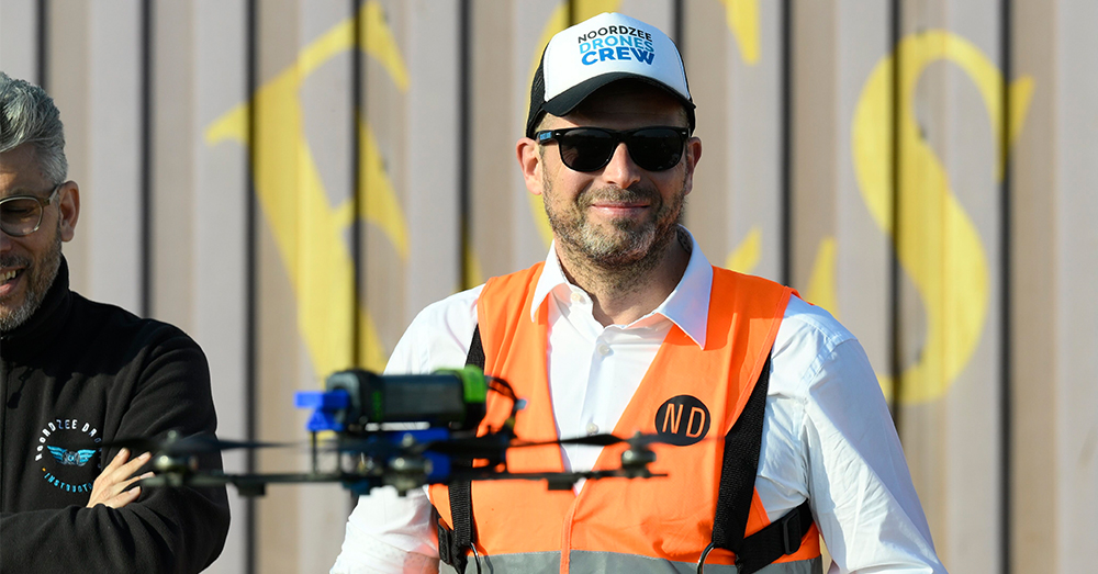 Francken is een gemakkelijk doelwit van kritiek door vaak op de foto te gaan met militair materieel (Photonews)