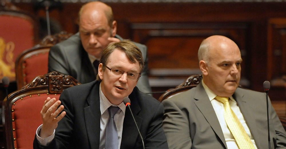 Jurgen Ceder (links) zetelde 19 jaar lang in de Senaat en bespreekt de afschaffing ervan (Belga)