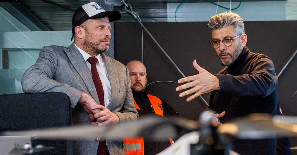 Theo Francken (N-VA) op bezoek bij een trainingsexpertisecentrum voor drones (Belga)